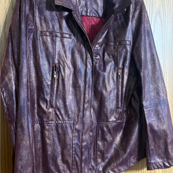 Elegant Maroon Leather Jacket for Women - Picture 1 of 2